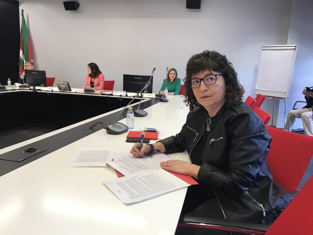 Loli García, secretaria general de CCOO de Euskadi, firma el acuerdo de complemento a los ERTEs