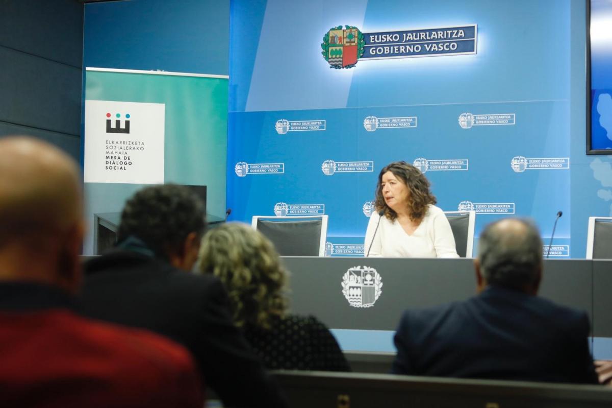 Loli García comparece antes los medios tras la reunión de la Mesa de Diálogo Social