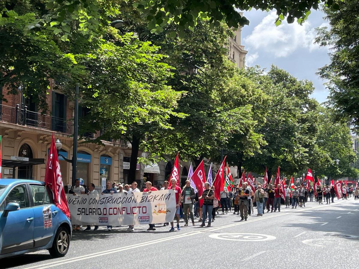 Manifestación por Gran vía en el segundo día de huelga de la Constru de Bizkaia.