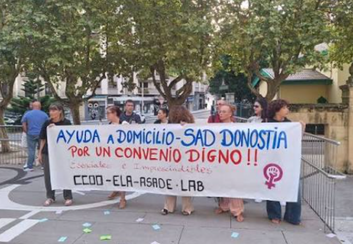 Foto antigua de una protesta del SAD de Donostia