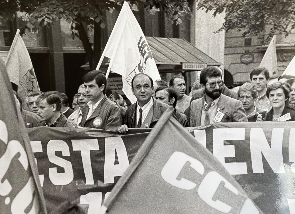 Santiago Bengoa liderando la manifestación del primero de mayo en el año 1989