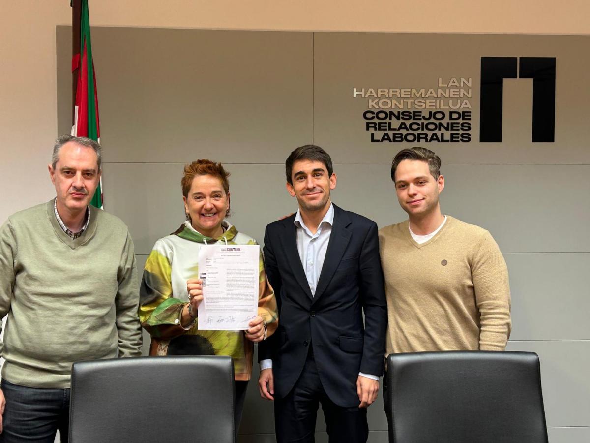 Foto de la firma del convenio de Autoescuelas