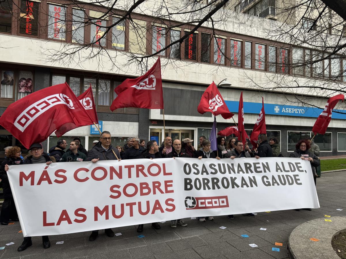 Foto de la concentración frente a Asepeyo