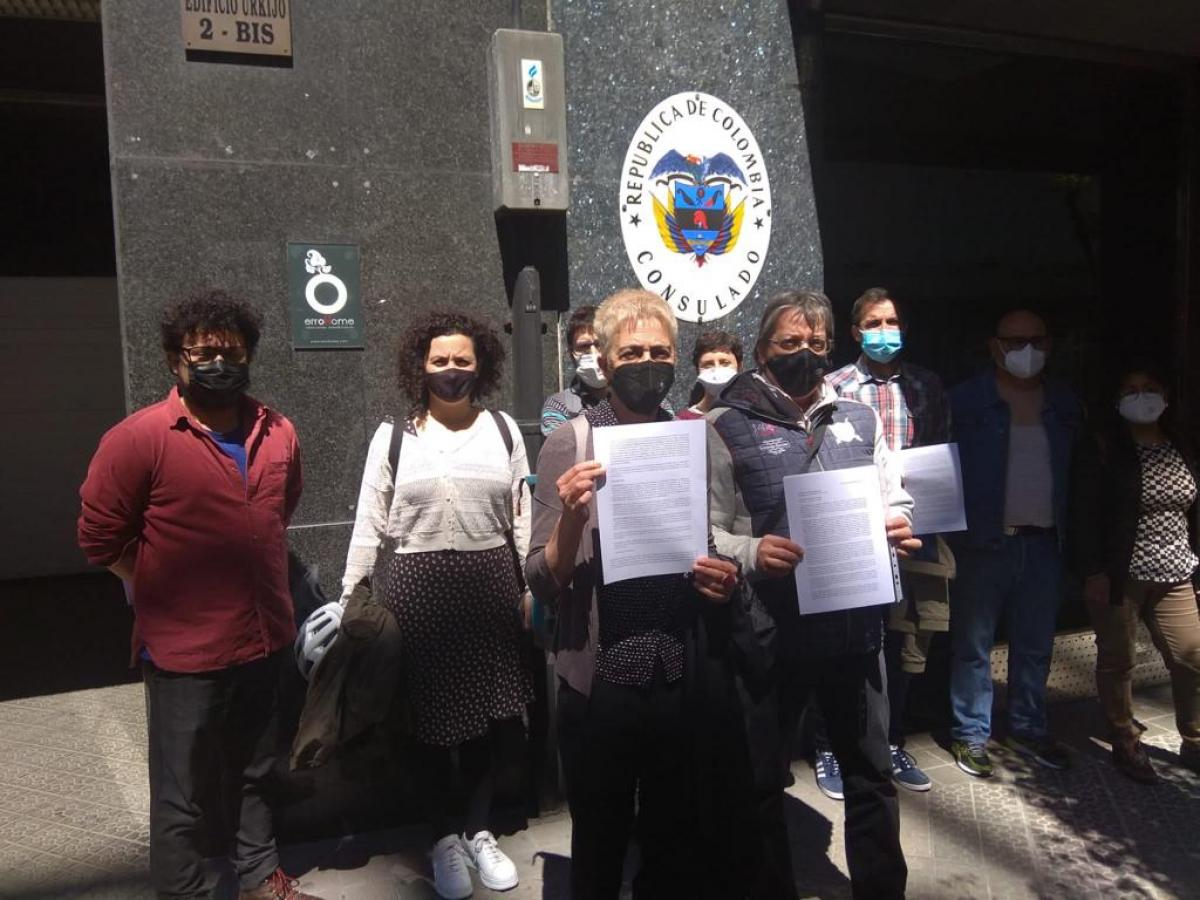 Representantes sindicales entregan la carta en el Consulado de Colombia