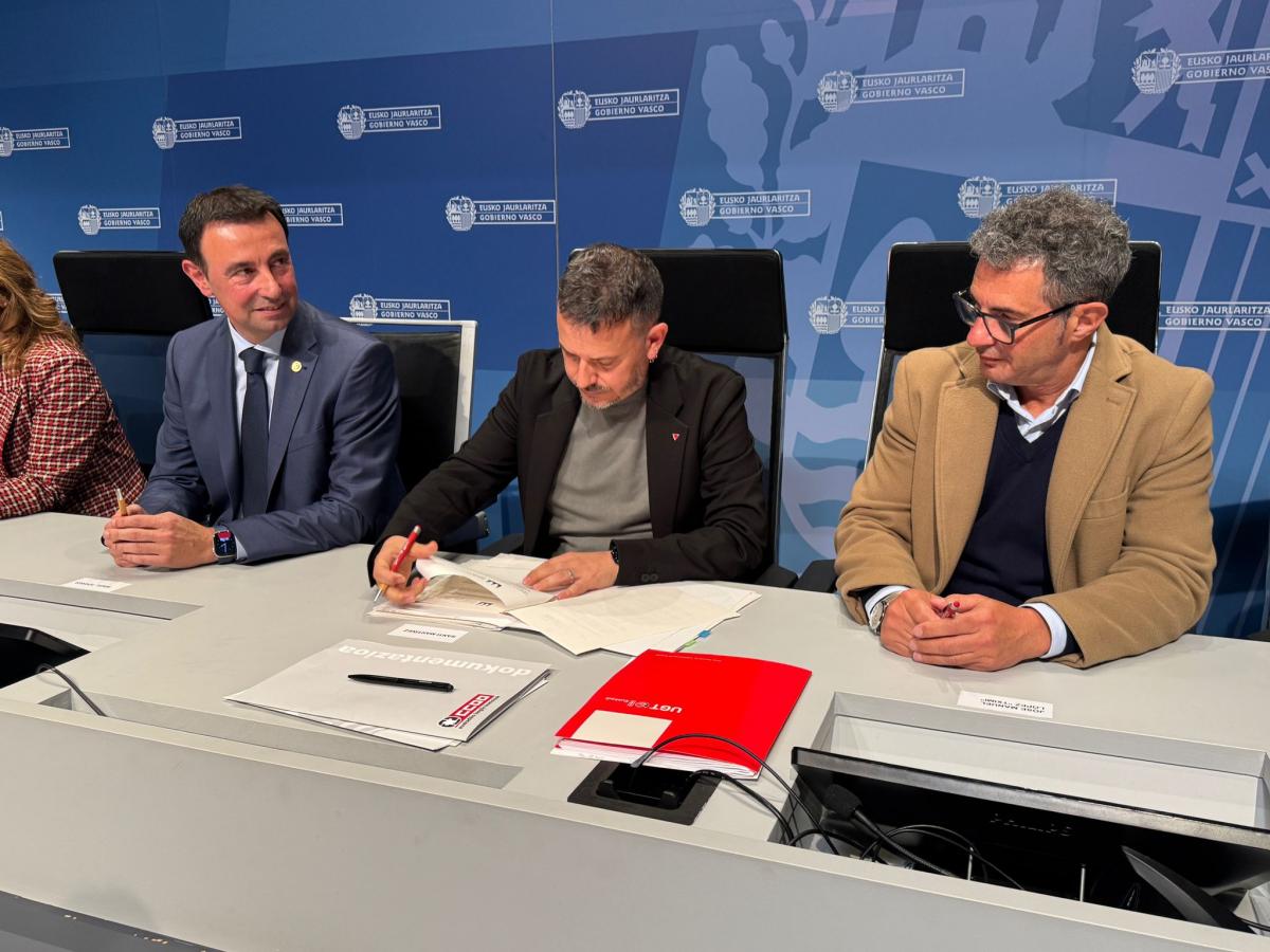 Firma del acuerdo de la Mesa del Diálogo Social.